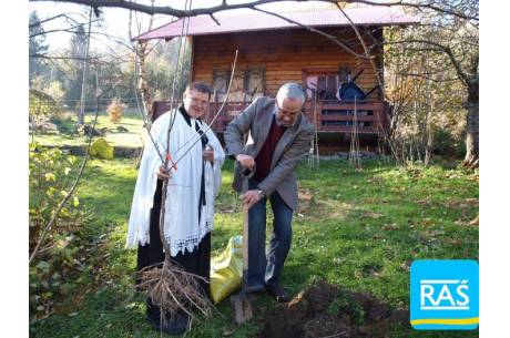 Pastor z Szczyrku, wraz z członkami RAŚ rozdawał wiernym sadzonki jabłoni